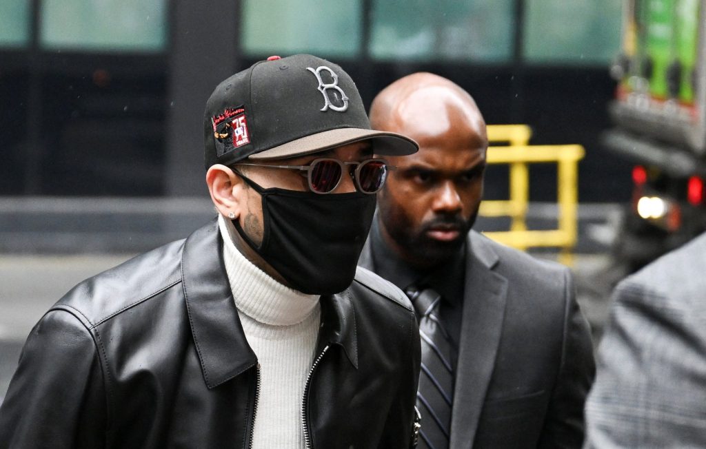 Chris Brown evita prisão após se declarar culpado por incidente em boate no Reino Unido